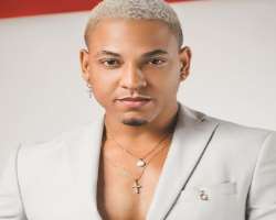 He often wears jewelry including chains, rings, earrings, bracelets, and watches.